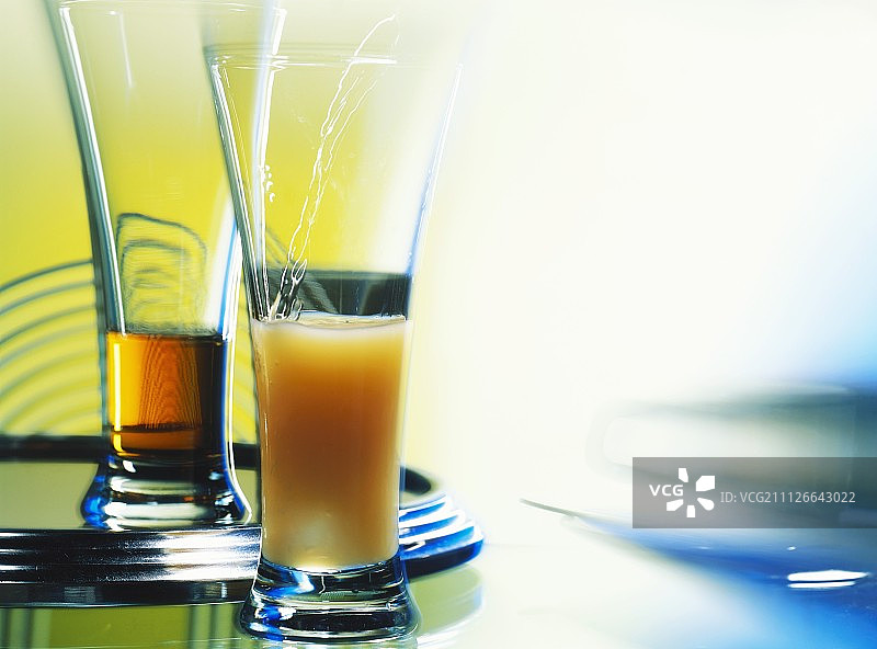 茴香酒(茴香味利口酒)，澄清，加水，盛于玻璃杯中图片素材