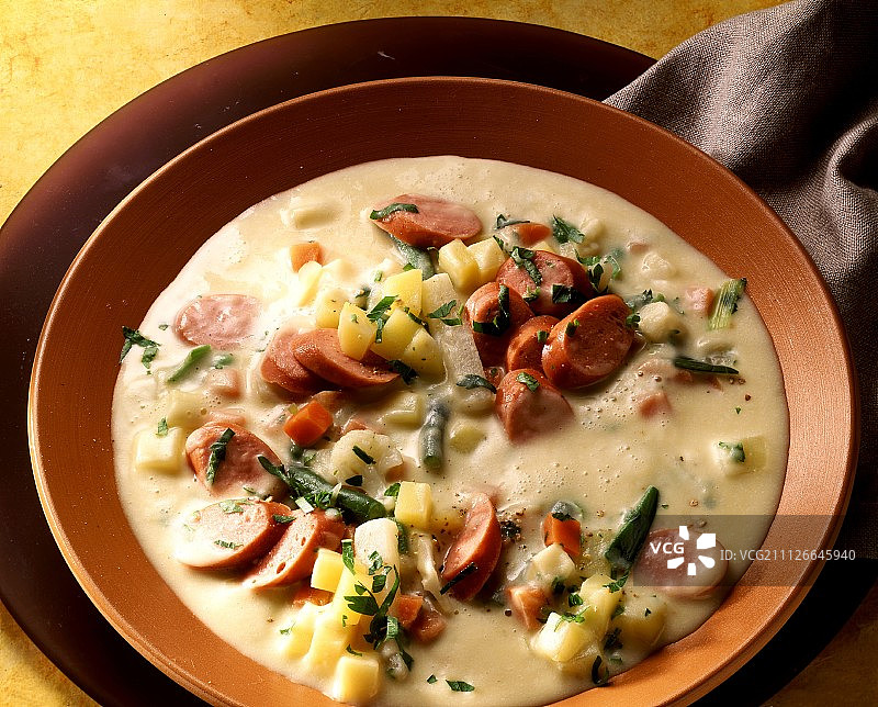 土豆奶油汤，蔬菜和香肠在汤盘中图片素材