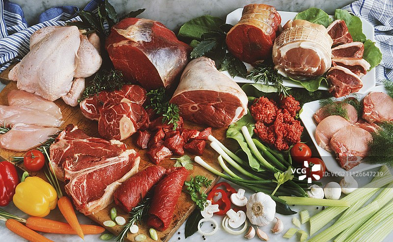 有牛肉，猪肉，羊肉，家禽和蔬菜的静物图片素材