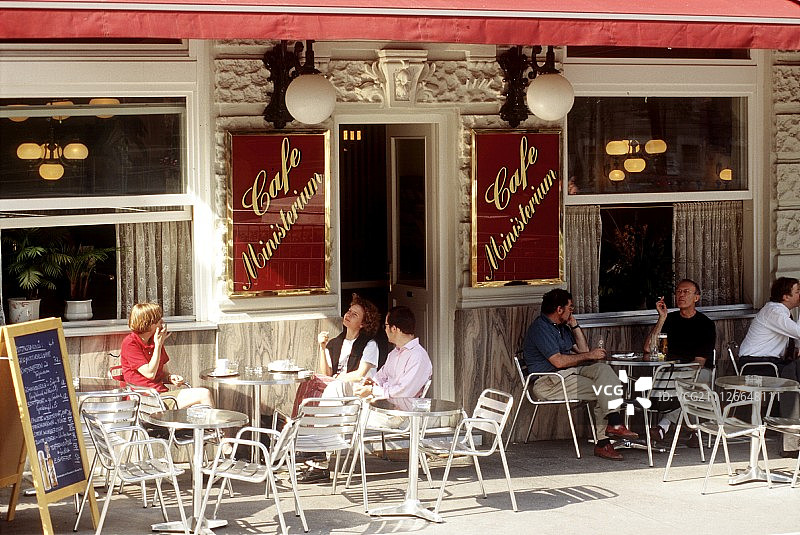 在维也纳，客人们在Café Ministerium前的桌子前图片素材