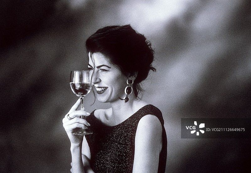 喝着一杯白葡萄酒的女人图片素材