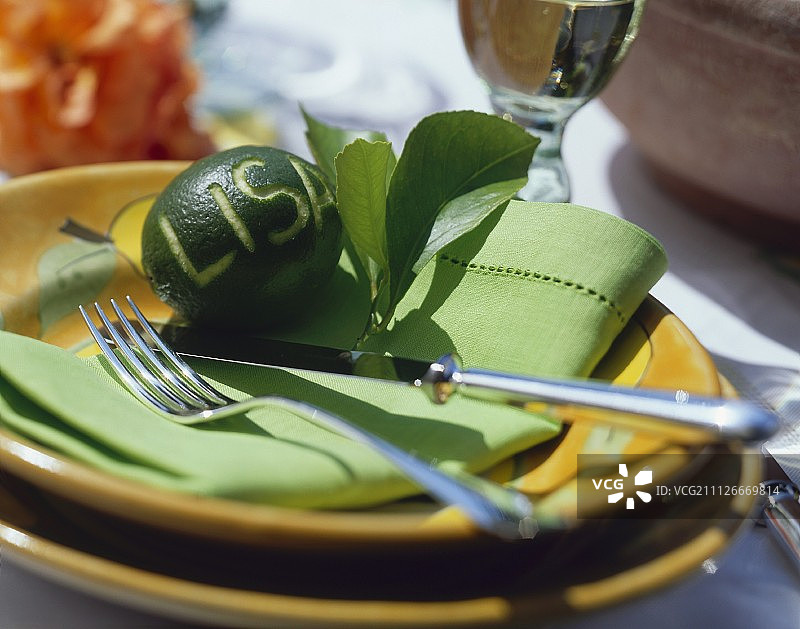 餐桌设置与石灰位卡和石灰绿色餐巾图片素材