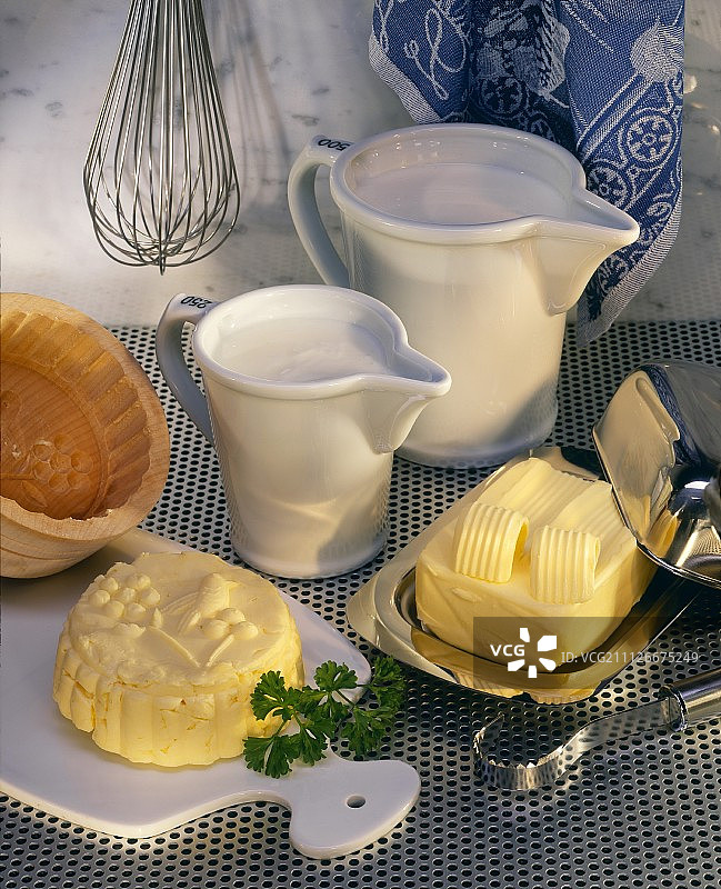 黄油，牛奶和奶油的静物画图片素材