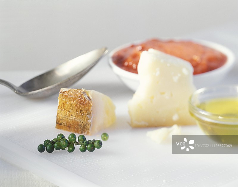帕尔马干酪，橄榄油，青椒和番茄酱图片素材