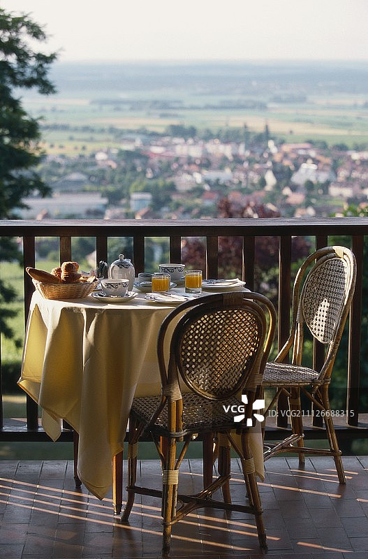 在一家法国酒店的阳台上吃早餐图片素材