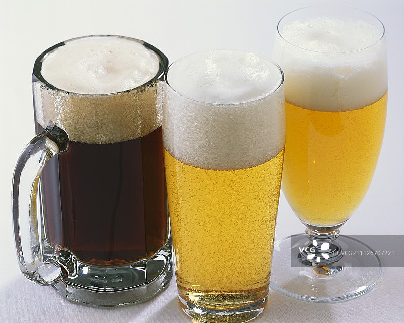 三种杯装啤酒:Schwarzbier, Helles & Pils图片素材