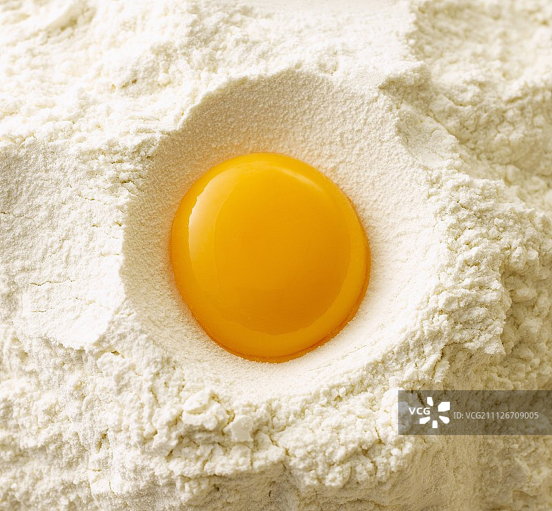 面粉上的蛋黄(俯视图)图片素材