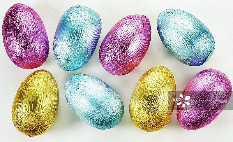 8个彩色锡箔包装的巧克力复活节彩蛋图片素材