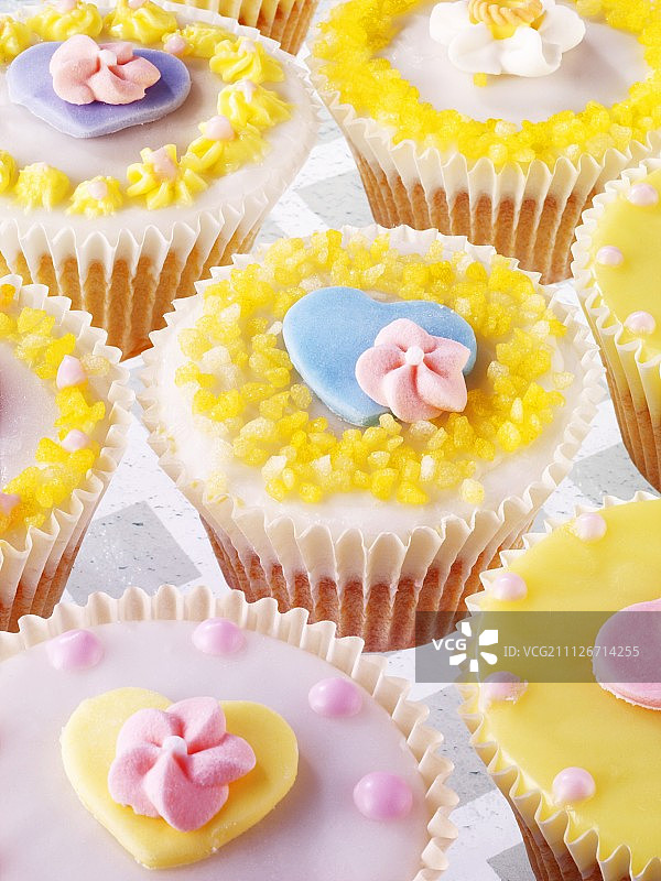 色彩柔和的糖花仙女蛋糕图片素材