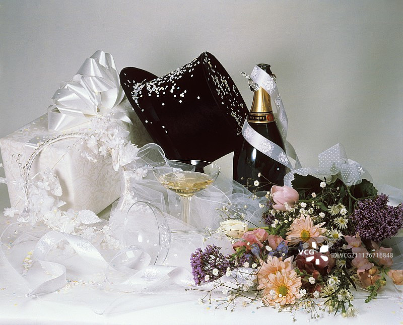 结婚礼物与鲜花和香槟图片素材