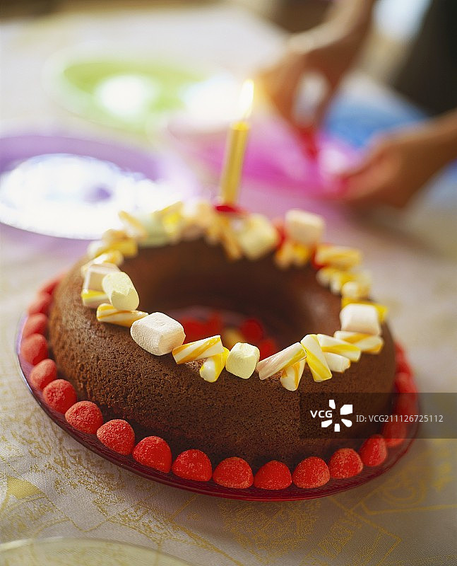 快速生日蛋糕:巧克力戒指与糖果图片素材
