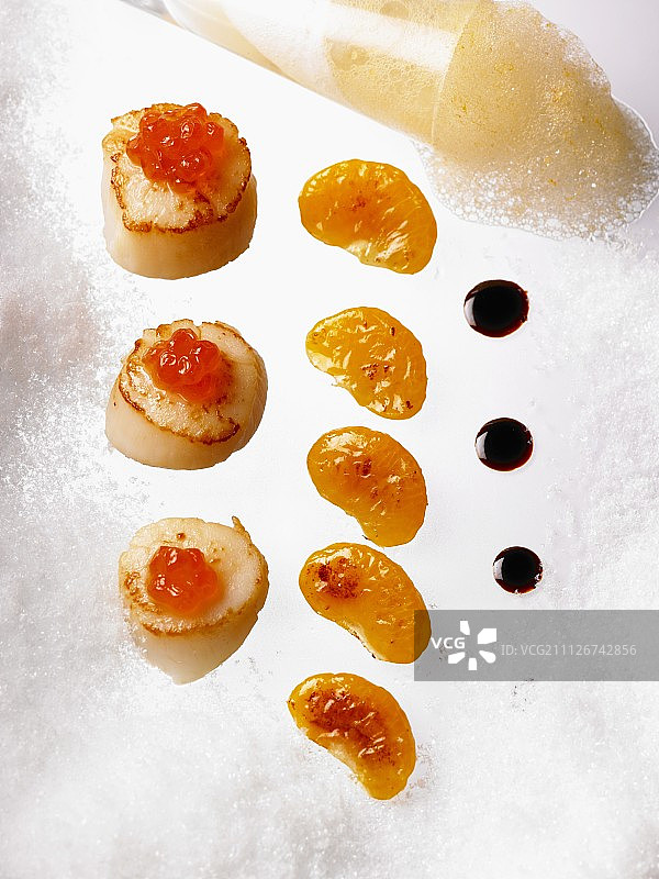 扇贝配三文鱼鱼子酱、炒桔子片和香醋汁图片素材