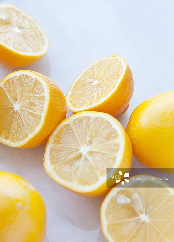 梅耶柠檬，整柠檬和对半柠檬图片素材