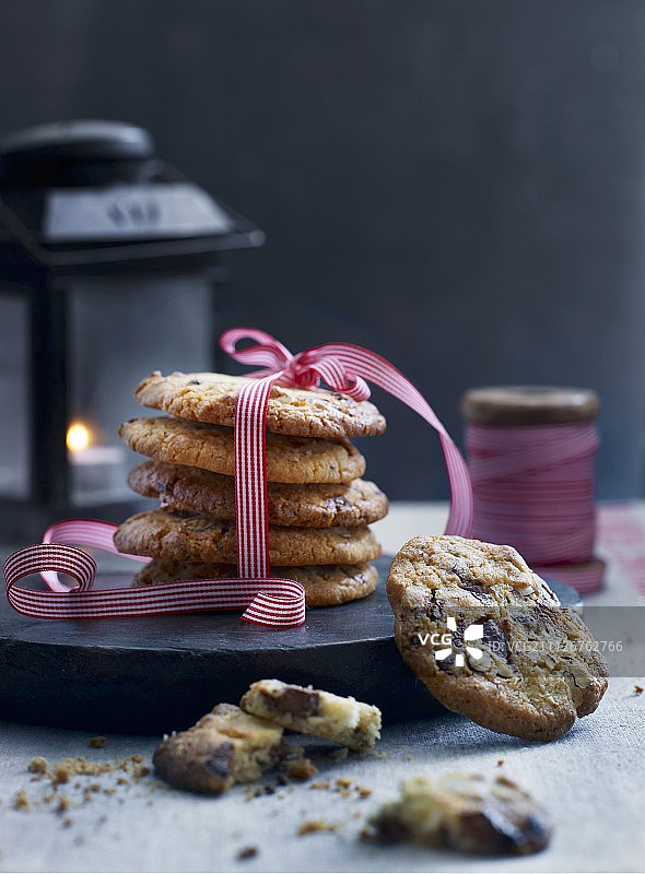 黑色木板上的圣诞饼干图片素材