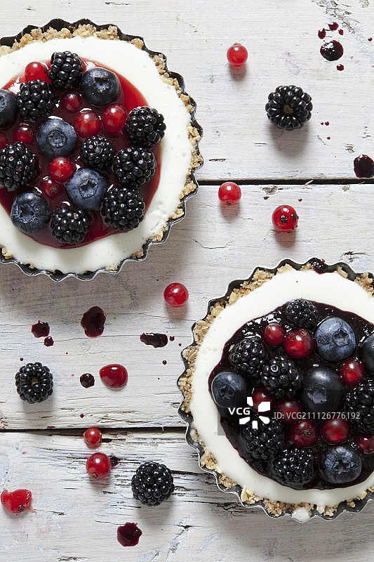 酸奶奶油馅饼，黑莓，蓝莓和红醋栗图片素材