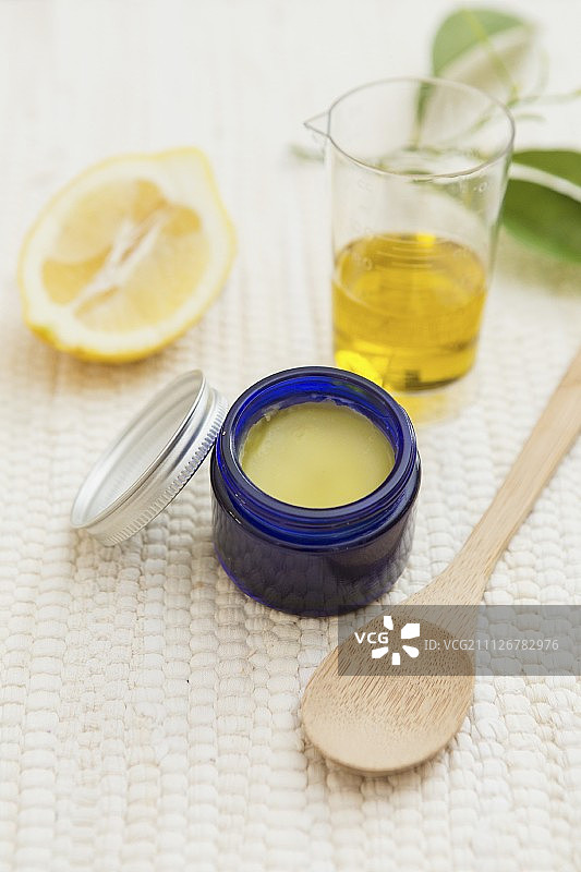 自制的香脂由蜂蜡、橄榄油和柠檬精油制成图片素材