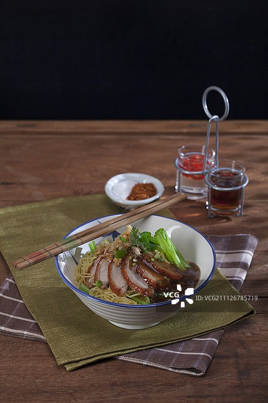 Bami Haeng Pet Yang - fried duck with noodles and source(泰国)图片素材