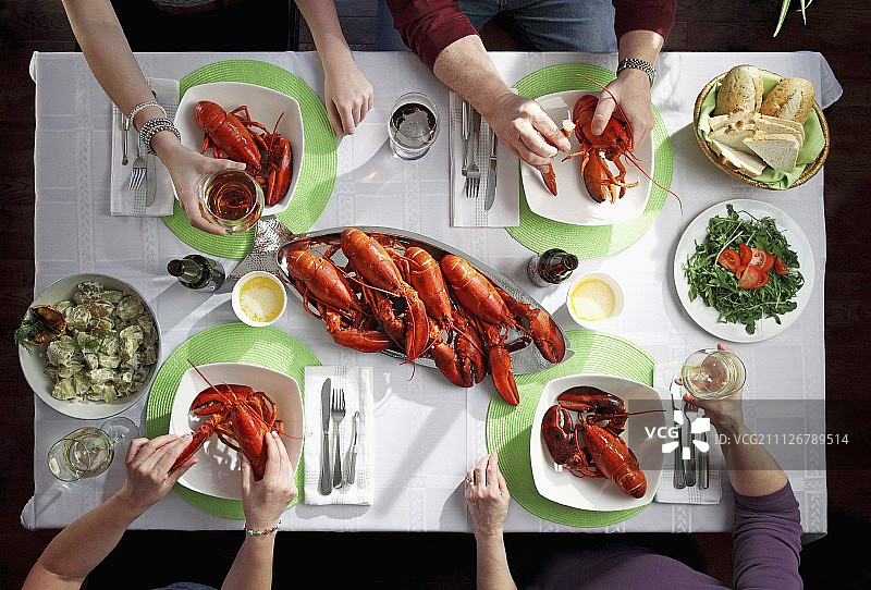 四个人在吃龙虾大餐图片素材