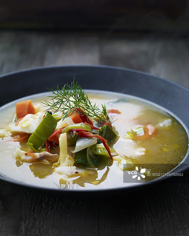 色彩鲜艳的蔬菜汤与莳萝图片素材