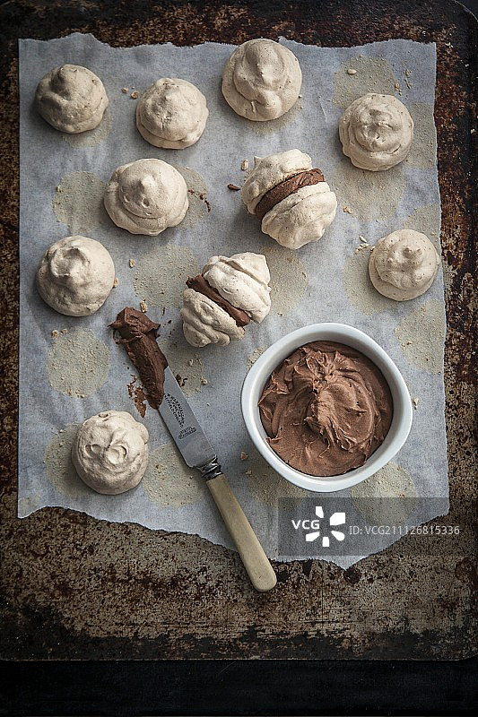 巧克力和榛子蛋白酥饼图片素材