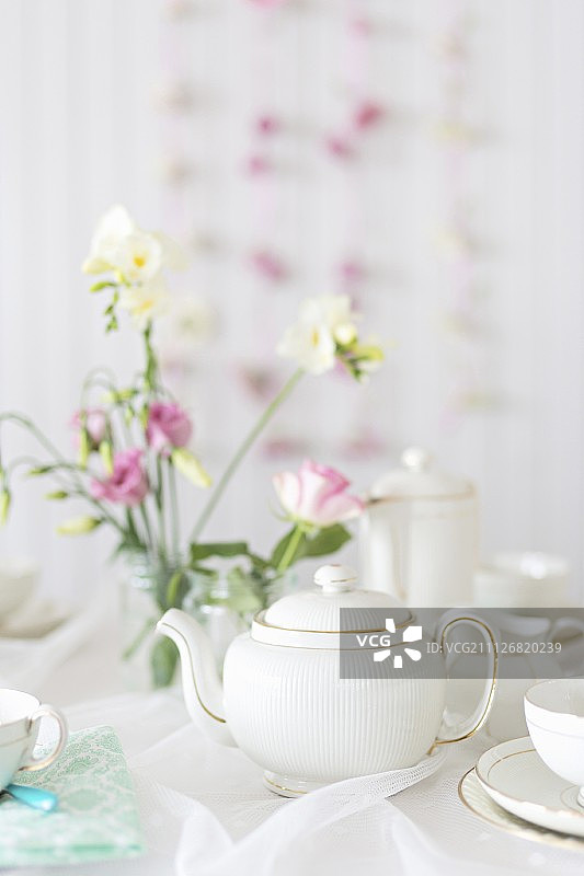 茶具和鲜花，浪漫的自助餐图片素材