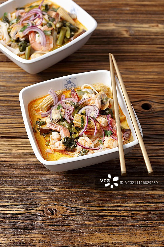 虾仁汤配椰奶、西葫芦、青豆、蘑菇、小玉米芯和红咖喱酱图片素材