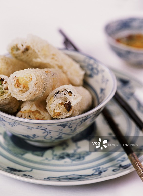 越南春卷，蔬菜，虾和蘑菇馅图片素材