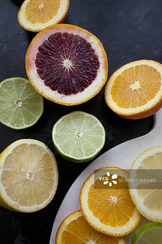 各种类型的柑橘类水果，切片或对半切开(见上图)图片素材