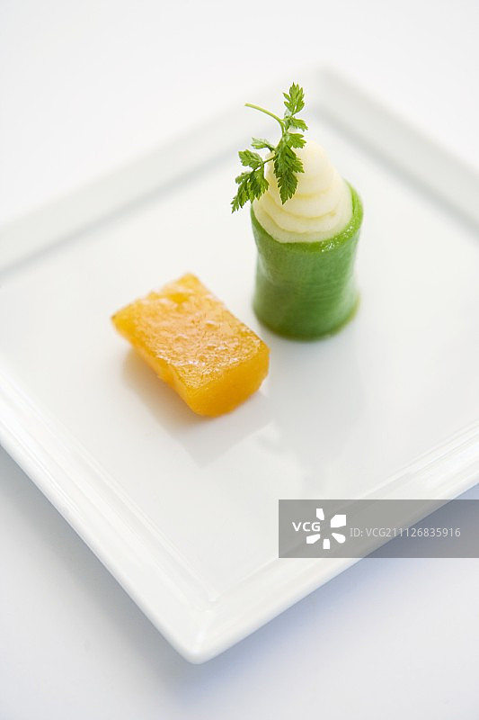黄瓜卷配甜菜鱼子酱图片素材
