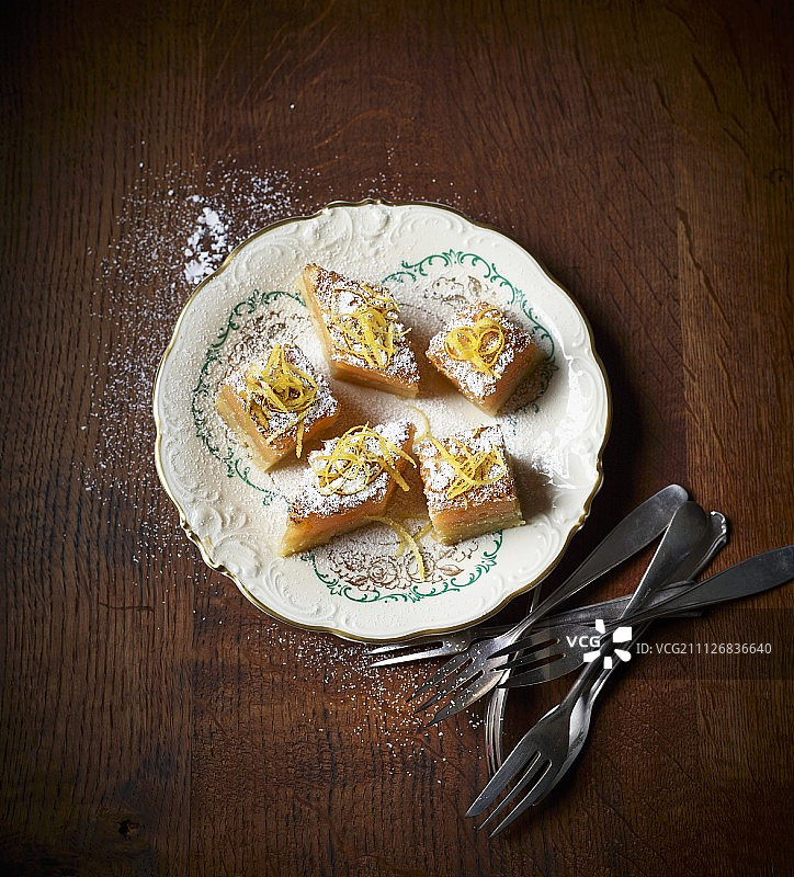 阳光蛋糕，柠檬皮和糖粉图片素材