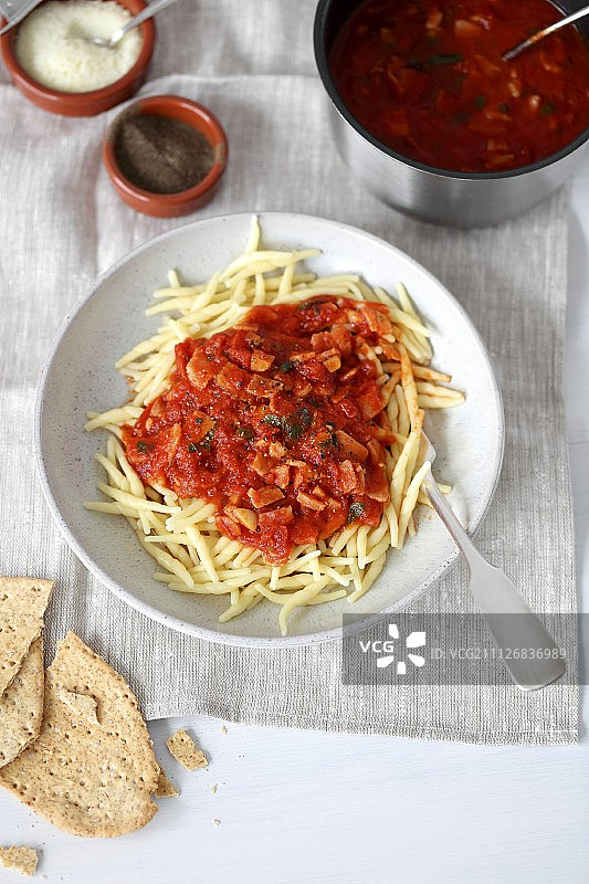 全阿马特里西酱意大利面(意大利面、筛番茄、培根、大蒜和佩科里诺奶酪)图片素材