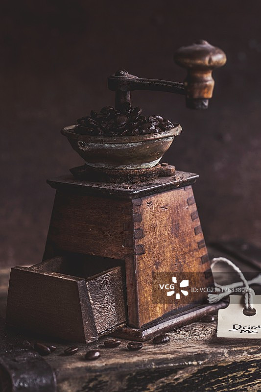 一台老式咖啡研磨机图片素材
