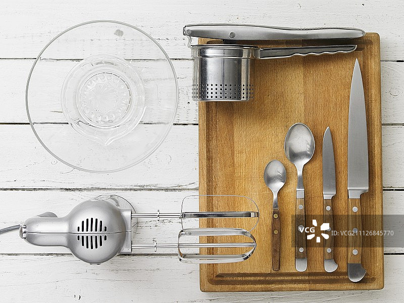 各种厨房用具:搅拌机，压土豆机，柑橘榨汁机和餐具图片素材