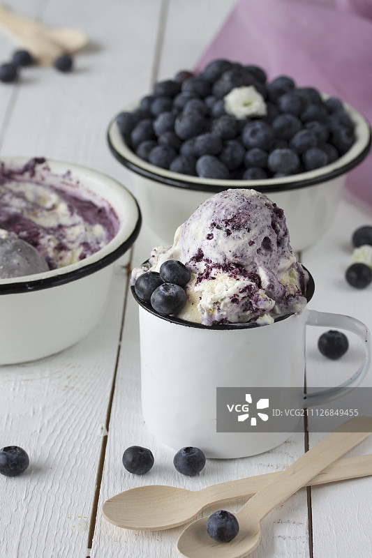 蓝莓冰淇淋在搪瓷的杯子和碗图片素材
