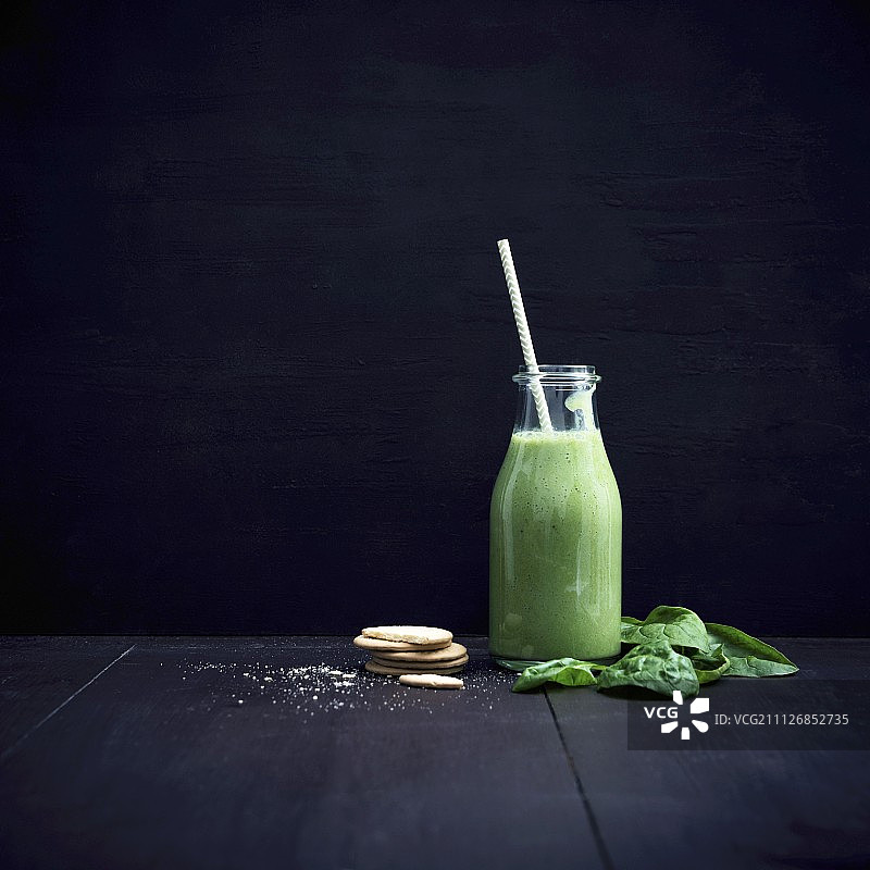 素食绿色冰沙与叶菠菜在一个玻璃瓶图片素材