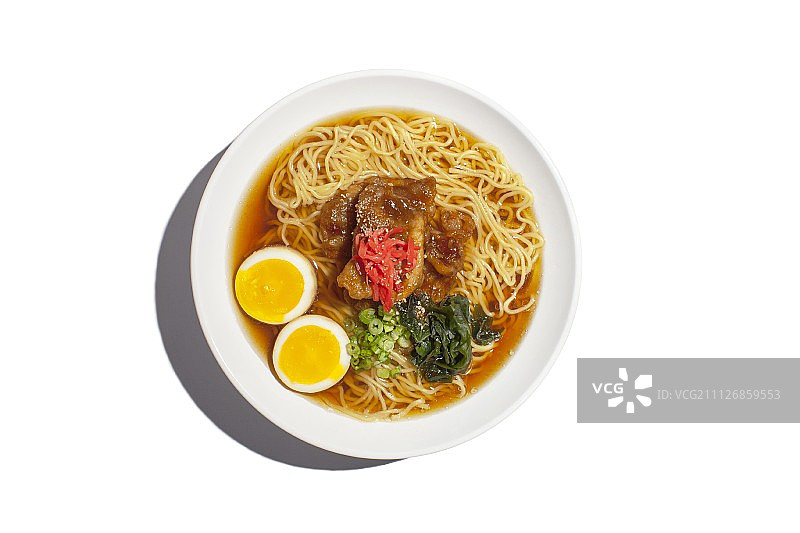 烧鱼拉面，猪肉，姜，葱，海藻和鸡蛋汤(日本)图片素材