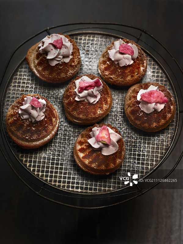 Mini gugelhupfs配覆盆子奶油和糖果玫瑰花瓣图片素材