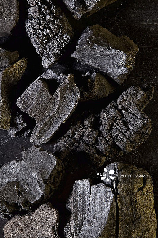 不同种类的木炭在黑色becgron图片素材