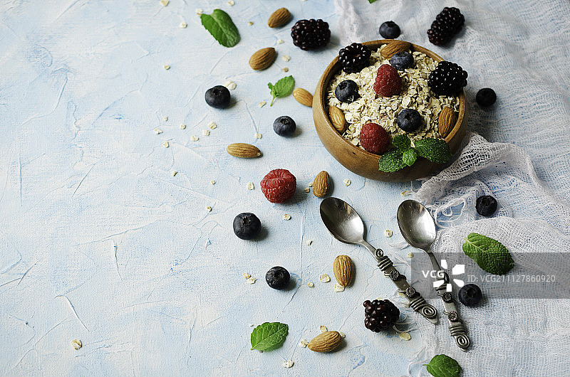 健康早餐有燕麦片，覆盆子，蓝莓，选择性的重点图片素材