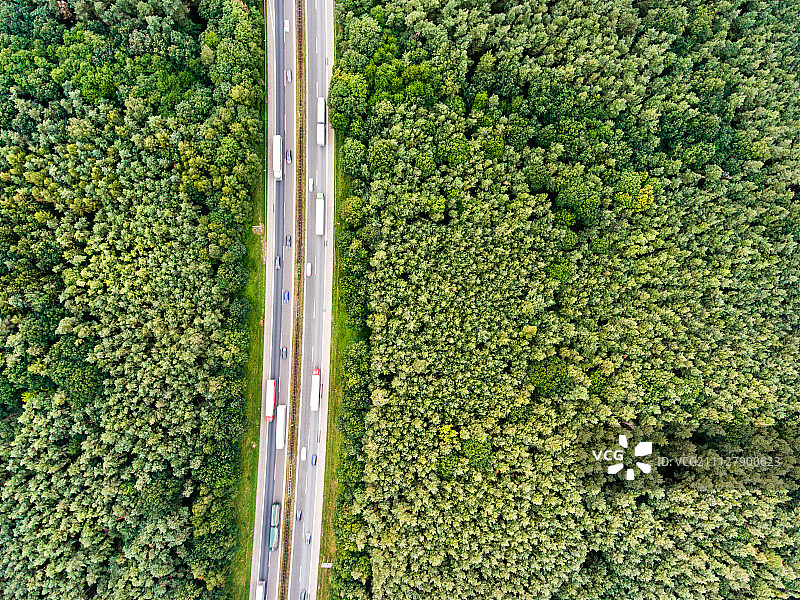 荷兰高速公路鸟瞰图，交通堵塞，绿色森林图片素材