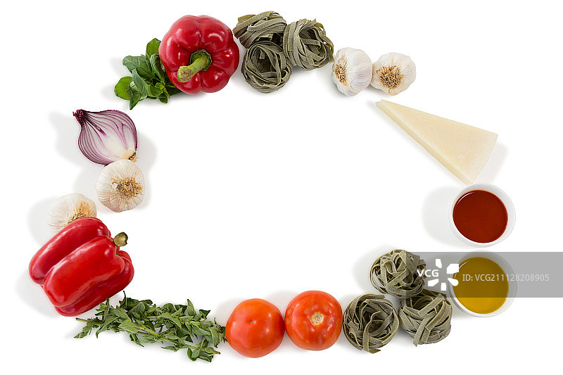 上方的蔬菜与意大利面排列在白色的背景图片素材