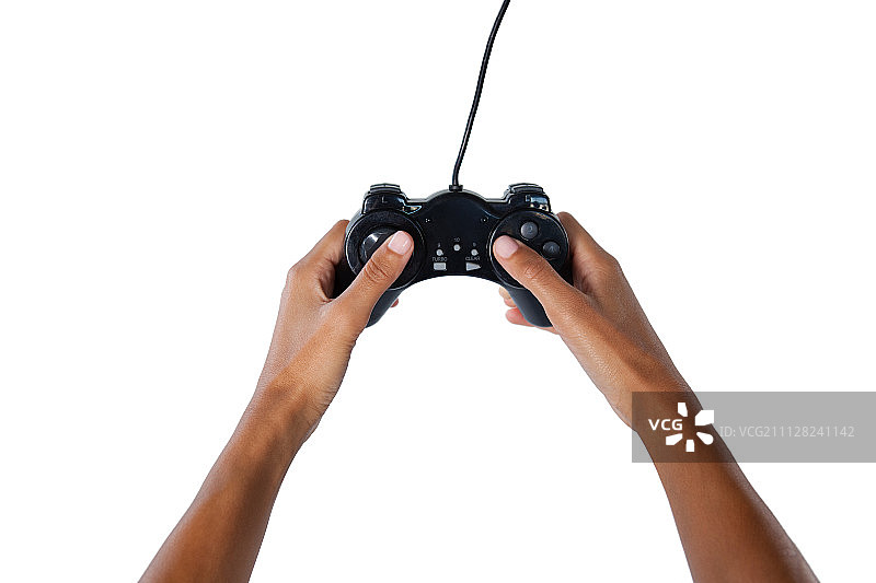 女人的手在白色背景下玩电子游戏的特写图片素材