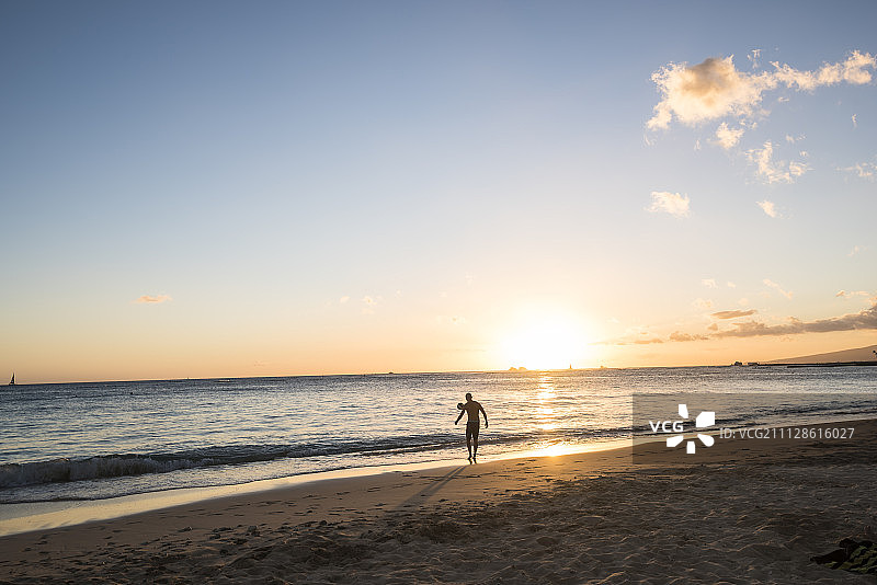沙滩日落和一个男人的背影图片素材