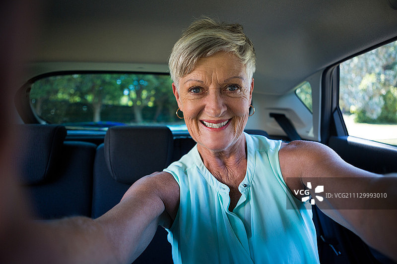 一辆车里快乐的老妇人的肖像图片素材