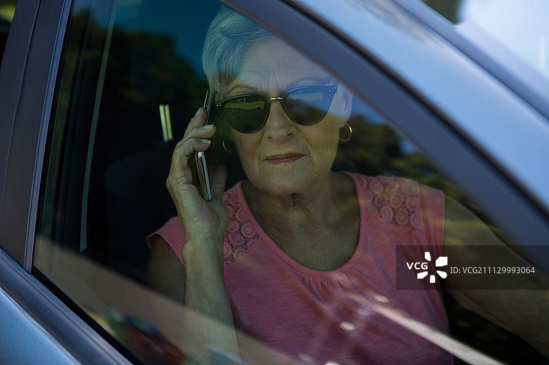 活跃的老年妇女在车里用手机聊天图片素材
