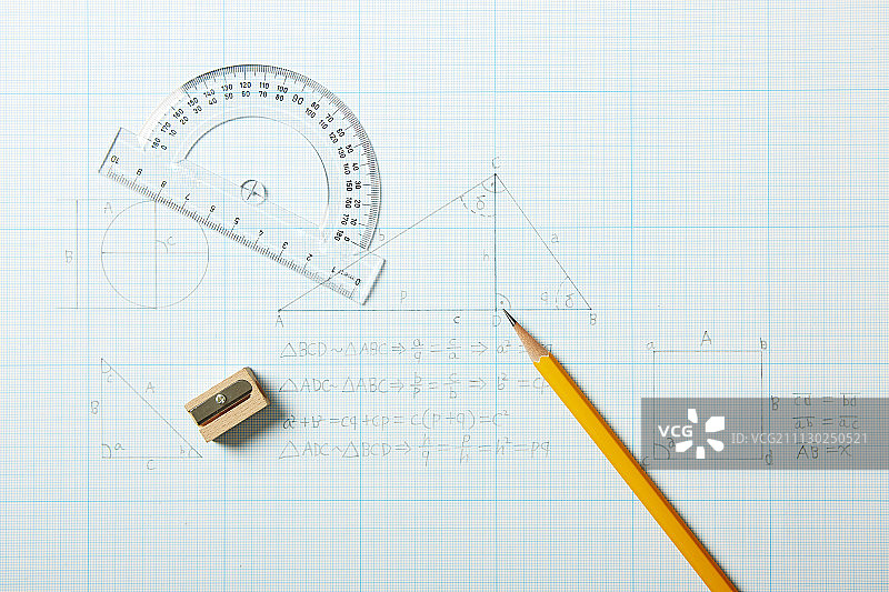 一个工作室拍摄的数学教育工具，如量角器，铅笔和卷笔刀图片素材