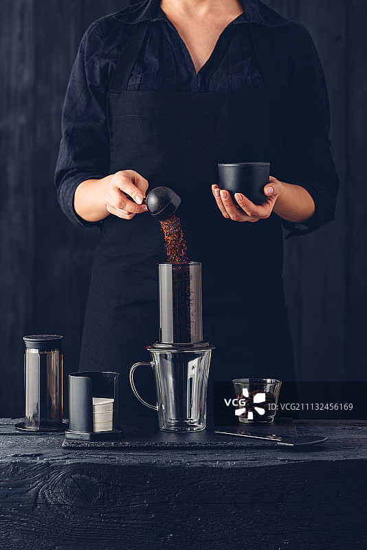 专业咖啡师准备咖啡的替代方法图片素材