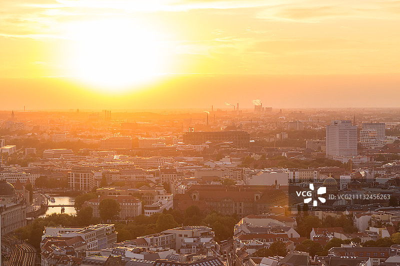 柏林的全景鸟瞰图在浪漫多彩的日落。图片素材