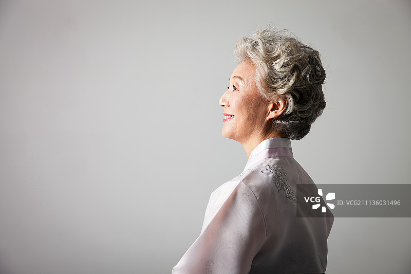穿着韩服的韩国老年妇女图片素材