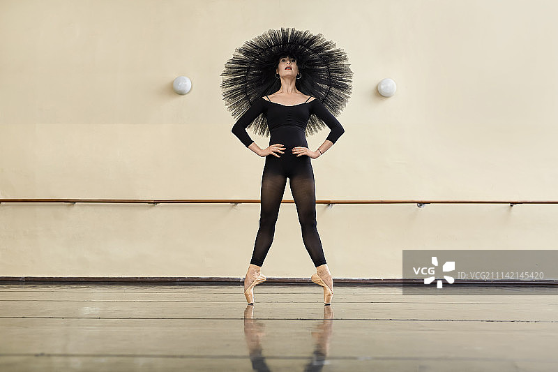 芭蕾舞演员在舞厅摆姿势图片素材